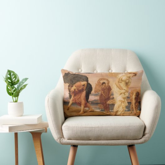 レイトン卿によって小石を拾うギリシャの女の子 ランバークッション (椅子)