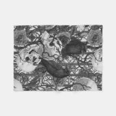 レイベンの秘密。暗くて陰気なゴシック様式のイラストレーション フリースブランケット (正面(横))