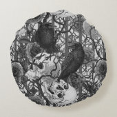 レイベンの秘密。暗くて陰気なゴシック様式のイラストレーション ラウンドクッション (裏面)