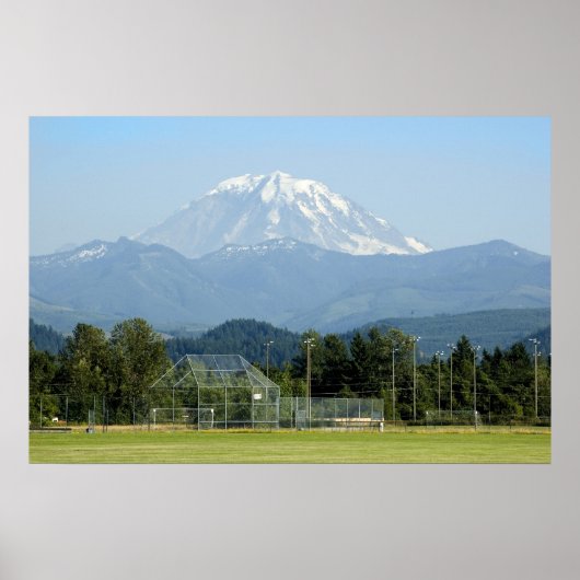 レインアー山がサッカー場を圧倒する ポスター (正面)