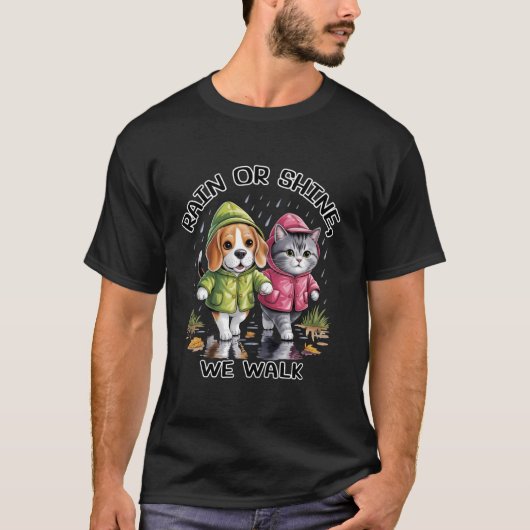 レインコートを着た犬と猫と散歩 Tシャツ (正面)
