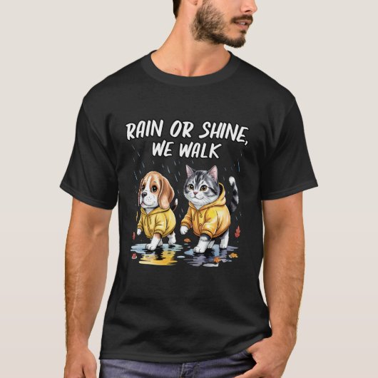 レインコートを着て犬猫と散歩 Tシャツ (正面)