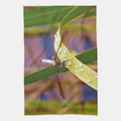 レインドロップの葉の上のトンボ キッチンタオル (縦)