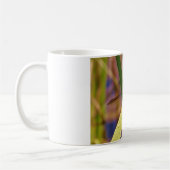 レインドロップの葉の上のトンボ コーヒーマグカップ (左)