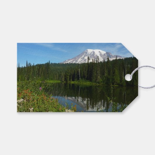 レインバー山の湖面に映るワイルドフラワーの美しい景色 ギフトタグ (正面(横))