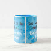 レインブルーウォーターの色でダンス感動的 ツートーンマグカップ (中央)