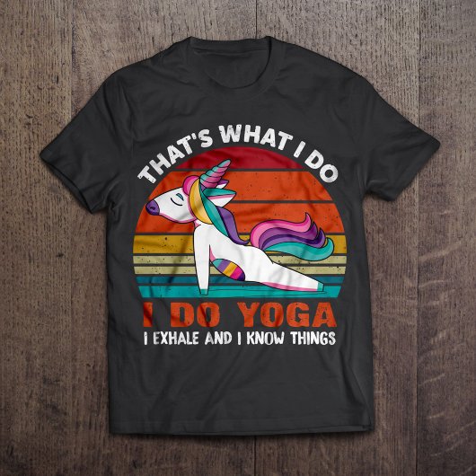 レインボーおもしろいユニコーンヨガ Tシャツ