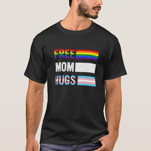 レインボーとトランス旗を持つ無料のママの抱擁 Tシャツ (正面)