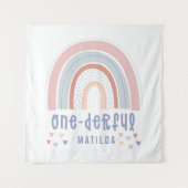 レインボーとハートの1歳誕生日パーソナライズベイビー タペストリー (正面)