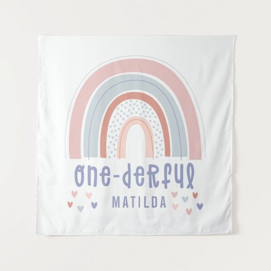 レインボーとハートの1歳誕生日パーソナライズベイビー タペストリー (正面)