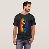 レインボーに登る黒猫のLGBTQ+ Pride フラグ Funny Tシャツ (正面フル)