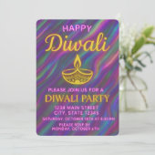 レインボーの輝きに優雅なゴールドのディヤ Happy Diwali 招待状 (スタンド正面)
