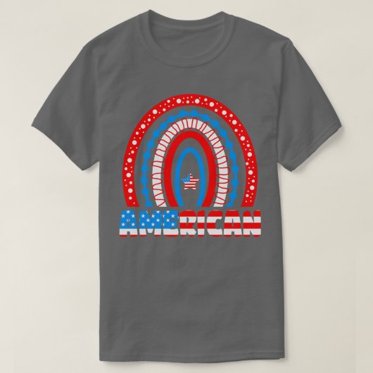 レインボーアメリカ国旗の愛国心に満ちた7月4日 Tシャツ (デザイン正面)