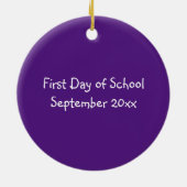 レインボーアーティストのクレヨン学校アート先生ギフト セラミックオーナメント (裏面)