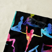 レインボーウォーターカラーヨガポーズ ビーチタオル (インサイチュ)