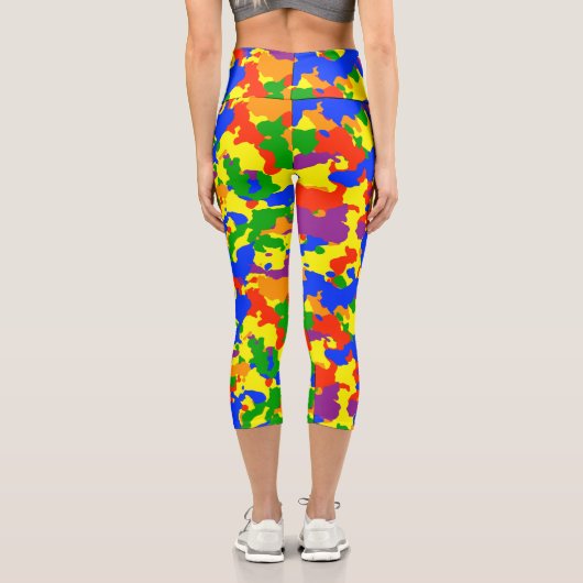 レインボーカラフルおもしろいカモフラージュ迷彩柄 カプリレギンス (裏面)