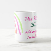 レインボーカラフルストライプ先生名の年を追加 コーヒーマグカップ (中央)