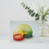 レインボーカラフルスリンキーの子供へ玩具 ポストカード (スタンド正面)