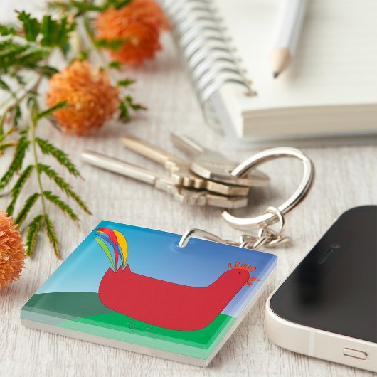 レインボーカラフルテールを丘に着けた赤いオンドリ キーホルダー