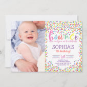 レインボーカラフルバウンス誕生日ガールと写真 招待状 (正面)