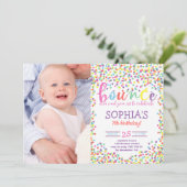 レインボーカラフルバウンス誕生日ガールと写真 招待状 (スタンド正面)