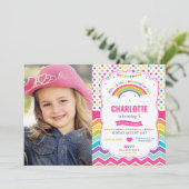 レインボーカラフルバースデーパーティーガールフォト 招待状 (スタンド正面)