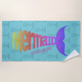 レインボーカラフルマーメイドテールタイポグラフィ ビーチタオル (正面)