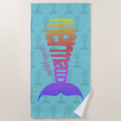 レインボーカラフルマーメイドテールタイポグラフィ ビーチタオル (正面)