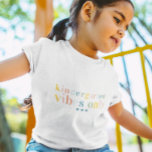レインボーカラフルレター |学校の初日 トドラーTシャツ<br><div class="desc">この新学期のTシャツは、どんなグレードにも合う甘い虹のレタリングパーソナライズされたでスタイリング。トレンディー、モダンタイポグラフィ、お好みのパーソナライズを搭載。非常に特別な日のための完璧な写真のプロップその後の形見として持つ！デザインは、任意の製品Zazzle (運アナウンスカード、招待状、ナプキンなど)に転送することができる。デザインの右側カスタムにある[このデザインテンプレートを編集する]ボックスまたは青い[文字を編集すクリックる]ボタンを使用しての配置を行うと、フォントと色を変更し、さらに情報やデザインを追加して、このに語句を追加する。クリックカスタマイズ「続く」を選択して完全な編集オプションを開く。調整もし品(サンキューカード等)が必要な場合は連絡ご注文をカスタムお願い。****要カスタム求の場合は救済、この商品をカートに入れないで。代わりに、電子メールでリクエストをlauralise@iyhtvdesigns.comに送る商品へのリンクが利用可能になった時点で電子メールで送信される。そのリンクを使用して注文を行うことができる。48時間まで許可して。</div>