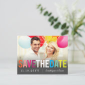 レインボーカラフル文字モダン写真Save The Date 案内ポストカード (スタンド正面)