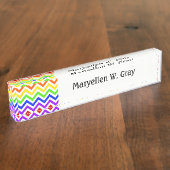 レインボーカラー、白い大きなシボロンジグザグパターン デスクネームプレート (側面)