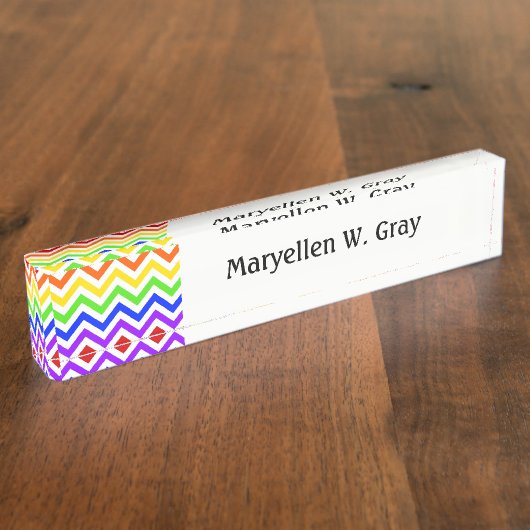 レインボーカラー、白い大きなシボロンジグザグパターン デスクネームプレート (側面)