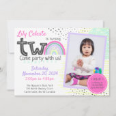 レインボーガールの2番目の誕生日かわいいドードルズ写真 招待状 (正面)