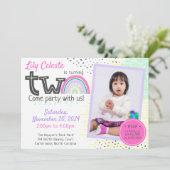 レインボーガールの2番目の誕生日かわいいドードルズ写真 招待状 (スタンド正面)