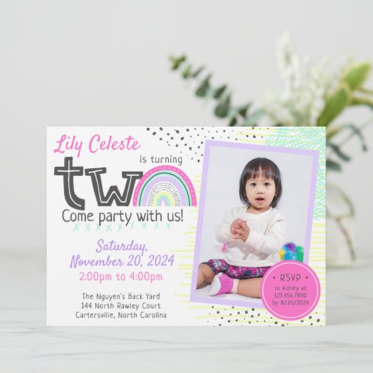 レインボーガールの2番目の誕生日かわいいドードルズ写真 招待状 (スタンド正面)