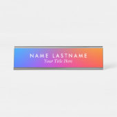 レインボーグラデーションカラー白数々の色のタイトルカスタム デスクネームプレート (正面)