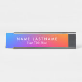 レインボーグラデーションカラー白数々の色のタイトルカスタム デスクネームプレート (正面)