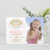 レインボーグリッターユニコーンフォト誕生日招待状 招待状 (スタンド正面)