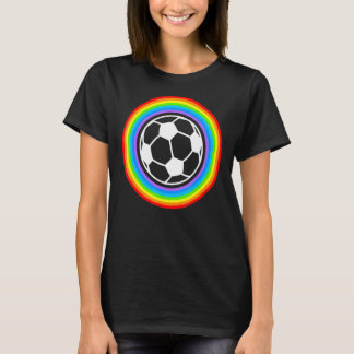 レインボーゲイプライドサッカーサッカースポーツLGBTQフラ Tシャツ