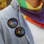 レインボーゲイプライド政治選挙ブラックに投票 缶バッジ<br><div class="desc">LGBTQの可愛い有権者デザインとVOTEのレインボー書で。投票ブルーはゲイの権利を支持する。</div>