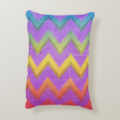 レインボーシェブロンバイシャーリーテイラー アクセントクッション (裏面(縦))