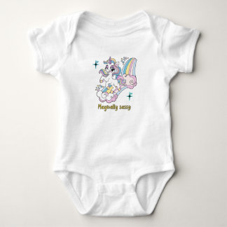 レインボースタイルのユニコーンのかわいいTシャツデザイン ベビーボディスーツ