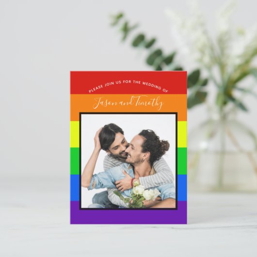 レインボーストライプのカップル写真結婚式招待状 ポストカード (スタンド正面)