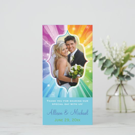 レインボーストライプのカラー日が差すこと結婚の写真カード サンキューカード (スタンド正面)