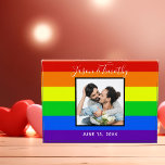 レインボーストライプのゲイプライドカップル結婚の写真 フォトブロック<br><div class="desc">明るいはっきりしたとカラフルのギフトが好きなゲイやレズビアンのカップルのためにカスタム、ロマンチックなLGBTQ婚約写真を備えたレインボーストライプのグラスのフォトブロックストライプの。赤、オレンジ、黄色、緑、青、紫の各に名前と日付を付けて新しく生まれた陽気なLGBTをパーソナライズしストライプなさい。</div>