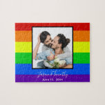 レインボーストライプのLGBTQカップル写真記念日 ジグソーパズル<br><div class="desc">レインボーはっきりしたの記念パズルストライプのギフトは明るいギフトとカラフルギフトを愛するゲイやレズビアンのカップルのためののロマンチックなLGBTQ婚約写真を備えているカスタム。赤、オレンジ、黄、緑、青、紫の各で名前と記念日をパーソナライズしストライプる。</div>