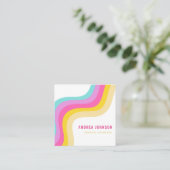 レインボーストライプズ波ミニマカラフルリストQRコード スクエア名刺 (スタンド正面)