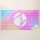 レインボーテニスタイポグラフィボール&ガールプレイヤー名 ビーチタオル (正面)