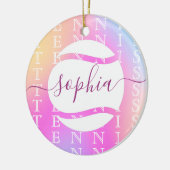 レインボーテニスタイポグラフィボール&ガールプレーヤーキッズ セラミックオーナメント (左)