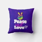 レインボーハンドピースサインピースアンドラブタイポグラフィ クッション (裏面)